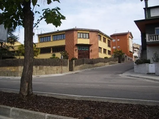 Foto edificio multifunción en roda de ter