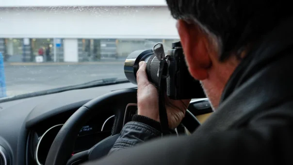 Foto investigador en vigilancias y detective
