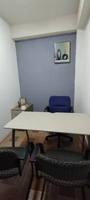 Foto oficina amueblada en renta .